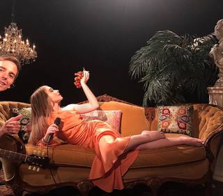 Sabrina Carpenter feet photo thumbnail