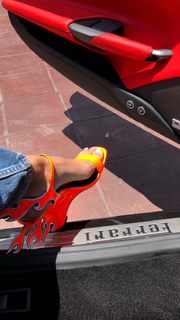 Kendall Jenner feet photo thumbnail