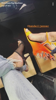Kendall Jenner feet photo thumbnail