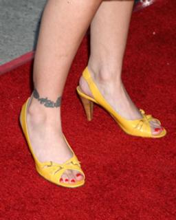 Alyssa Milano feet photo thumbnail