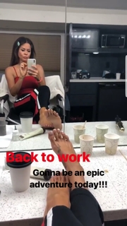 Brooke Burke feet photo thumbnail