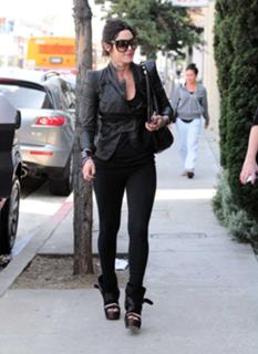Katherine von Drachenberg feet photo thumbnail