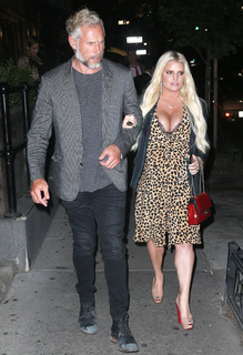 Jessica Simpson feet photo thumbnail