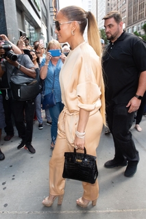 Jennifer Lopez feet photo thumbnail