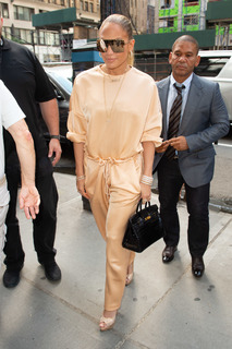 Jennifer Lopez feet photo thumbnail