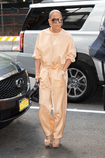 Jennifer Lopez feet photo thumbnail