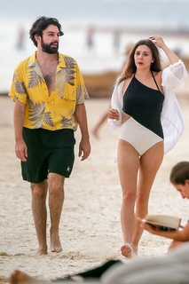 Elizabeth Olsen feet photo thumbnail