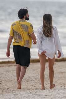 Elizabeth Olsen feet photo thumbnail