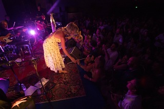 Joss Stone feet photo thumbnail
