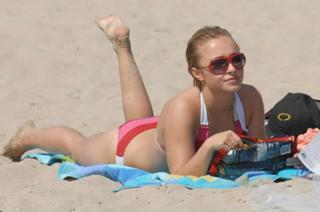 Hayden Panettiere feet photo thumbnail