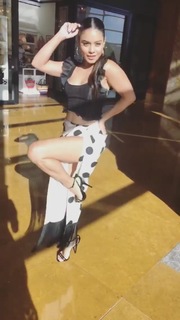 Vanessa Hudgens feet photo thumbnail