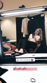 Laura Vandervoort feet photo thumbnail