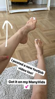 Emma Lovett feet photo thumbnail