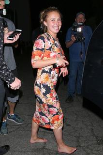 Hayden Panettiere feet photo thumbnail