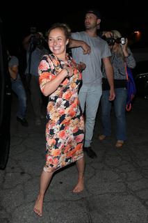 Hayden Panettiere feet photo thumbnail
