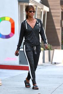 Halle Berry feet photo thumbnail