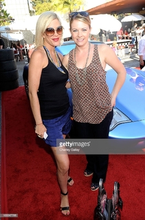 Tori Spelling feet photo thumbnail