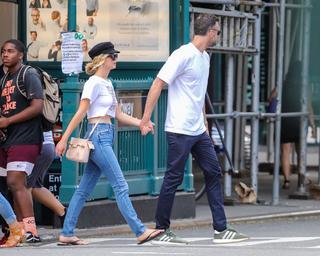 Jennifer Lawrence feet photo thumbnail