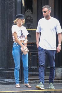 Jennifer Lawrence feet photo thumbnail