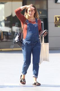 Hilary Duff feet photo thumbnail