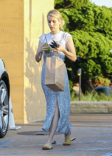 Emma Roberts feet photo thumbnail