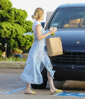 Emma Roberts feet photo thumbnail