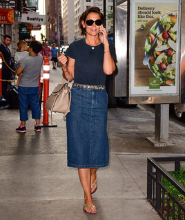 Katie Holmes feet photo thumbnail