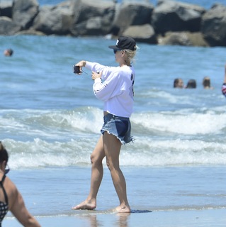 Gwen Stefani feet photo thumbnail