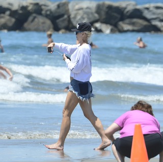 Gwen Stefani feet photo thumbnail