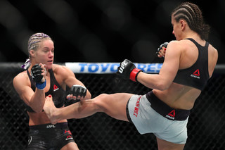Karolina Kowalkiewicz feet photo thumbnail