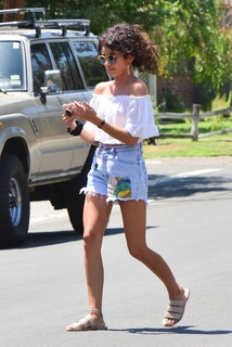 Sarah Hyland feet photo thumbnail
