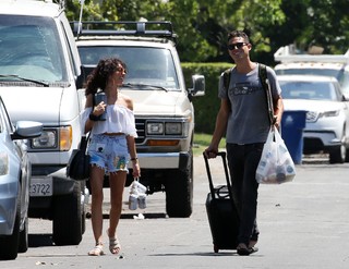 Sarah Hyland feet photo thumbnail