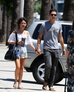 Sarah Hyland feet photo thumbnail