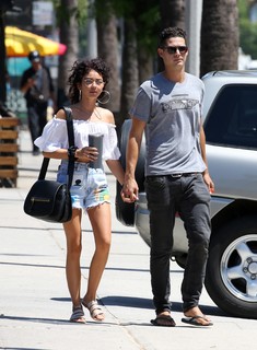 Sarah Hyland feet photo thumbnail