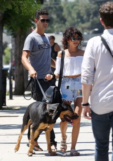 Sarah Hyland feet photo thumbnail