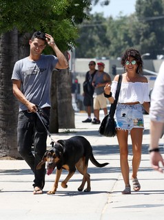Sarah Hyland feet photo thumbnail
