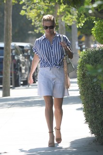 Reese Witherspoon feet photo thumbnail