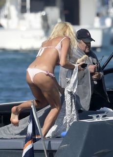 Victoria Silvstedt feet photo thumbnail