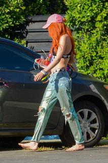 Bella Thorne feet photo thumbnail