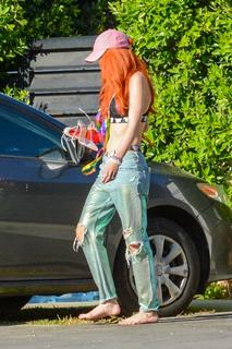 Bella Thorne feet photo thumbnail
