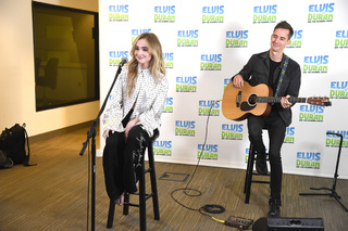Sabrina Carpenter feet photo thumbnail