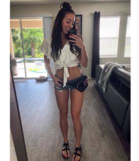 Chelsea Green feet photo thumbnail
