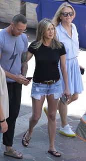 Jennifer Aniston feet photo thumbnail