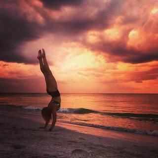 Emily Osment feet photo thumbnail