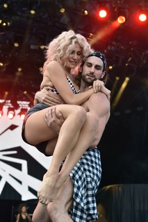 Pixie Lott feet photo thumbnail