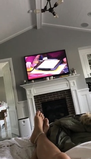 Sarah Hyland feet photo thumbnail