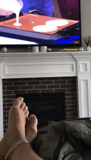 Sarah Hyland feet photo thumbnail