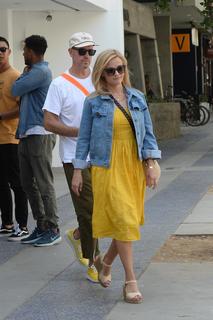 Reese Witherspoon feet photo thumbnail