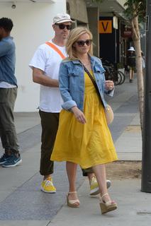 Reese Witherspoon feet photo thumbnail