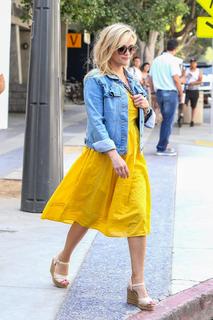 Reese Witherspoon feet photo thumbnail